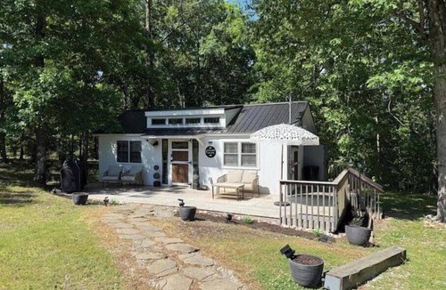 Camden House | Luxury Tiny Home + Fast Wi-Fi + Near the Tennessee River + Garden Tub