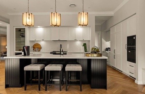 Pokolbin House | Mahogany - 5 Ensuite Bedrooms, Spa & Sauna, Indoor-Outdoor Luxury at The Vintage