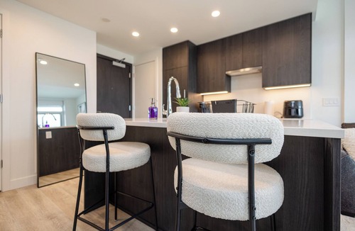 Downtown Kelowna Condo | Modern 1-bedroom condo, Lakeview, sleeps 4, pool, gym, amazing amenities.