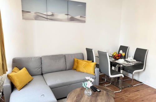 Barry Apartment | Modern 1 Bedroom Flat/Apartment in the heart of Barry, Flat 2