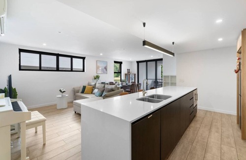 St. Lucia Apartment | Modern 3BR Apartment near UQ, St Lucia