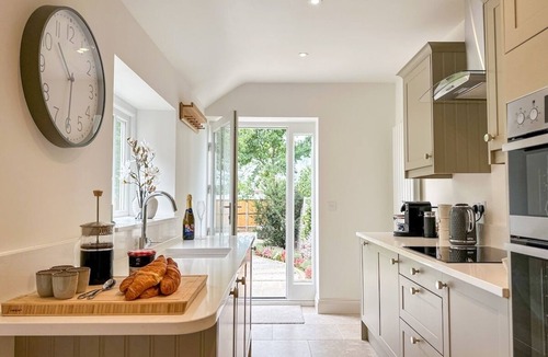 Stuppington House | Modern Canterbury Townhouse - Pets Welcome & Private Parking