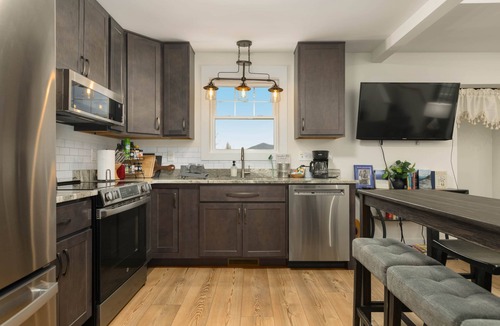 Candler House | Modern Shepherd's Lodge with stunning 360 Views, Fenced Pet Area and Pool