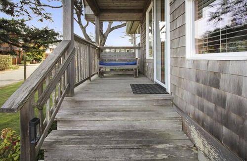 Downtown Cannon Beach House | Monroe House - Steps to the Beach!