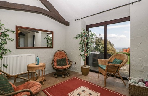 Littledean Cottage | MOORS FARM, family friendly, with hot tub in Littledean