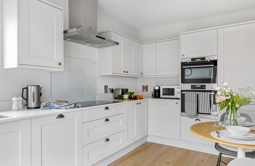 Exeter House | Morford House – Stylish City Retreat with Terrace & Parking, Exeter