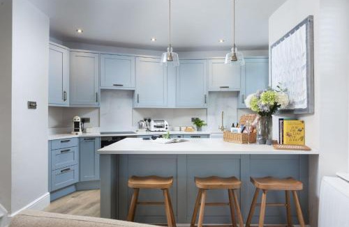 Mousehole House | Myrtle Cottage - Pet friendly, 20m from beach, modern cottage