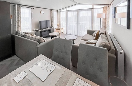 Grampound Cottage | Nestled within a premier Cornish complex, The Maples offers a serene escape.