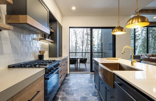 La Conception House | NEW! Chalet Forena | 4 Bedrooms | Hot Tub, Garage, Firepit & Private Secluded Chalet