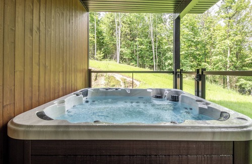 La Conception House | NEW! Chalet Forena | 4 Bedrooms | Hot Tub, Garage, Firepit & Private Secluded Chalet