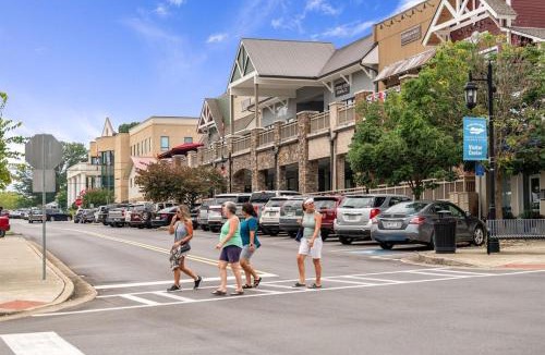 Blue Ridge Apartment | NEW King Bed,Suite,Downtown BR Southern Charm Boxcar