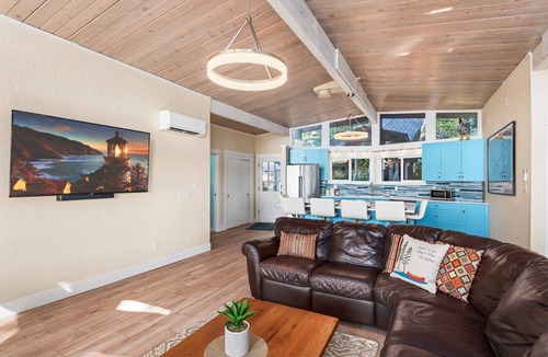 Dunes City House | New listing! Beautiful lakefront 3 bedroom 3 bath home, private dock, hot tub, pets, gas, grill