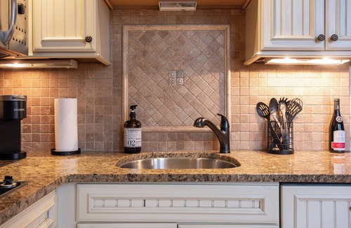 Traverse City Condo | NEW - The Vino Vista Retreat - A Historical stay in Traverse City, MI