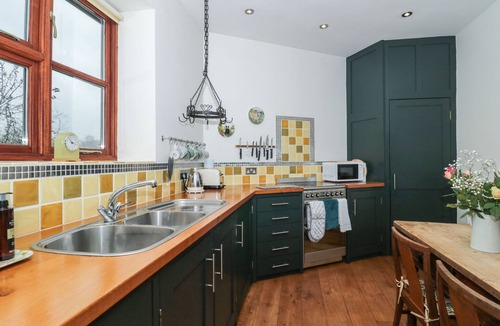 Cullompton Cottage | OAK BARN, pet friendly, character holiday cottage in Kentisbeare