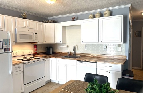 Sneads Ferry Condo | OCEANVIEW TOPSAIL ISLAND BEACH CONDO 1BR 1BA KING BED SNOWBIRD FRIENDLY
