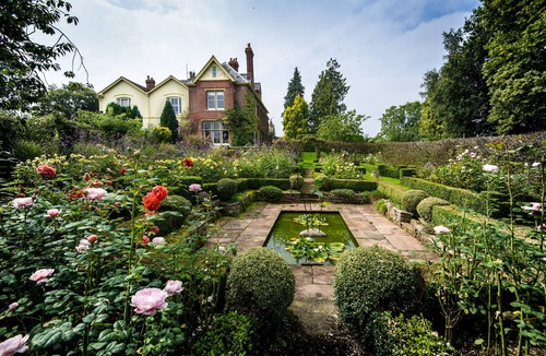 Ross-on-Wye Apartment | Peaceful Quality 2 bedroom/2 bathrooms Country House Apartment:beautiful garden