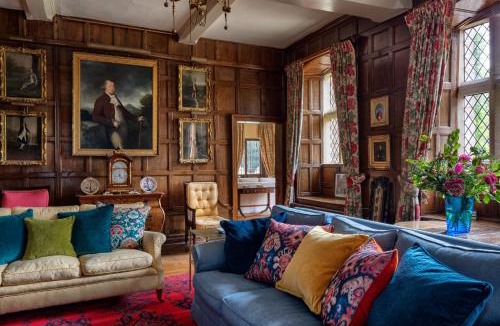 Mynydd Isa House | Pentrehobyn Hall sleeps 18