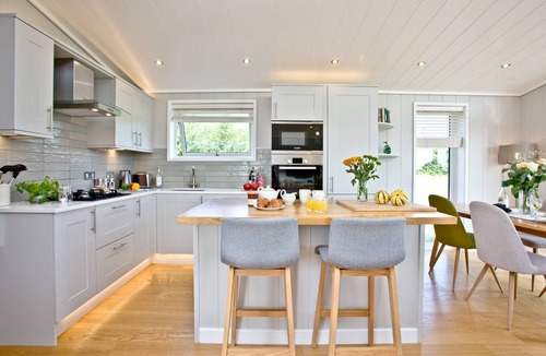Cheddar Cabin | Perry Lodge, Strawberryfield Park - Hot Tub - Free Parking & WiFi