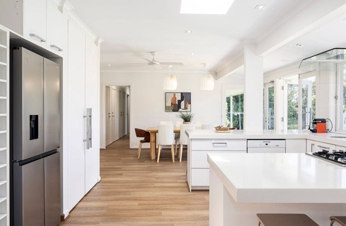 Mount Eliza House | Pet Friendly - Whispering Woodlands with Pool and Tennis Court