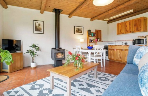 Kettering Cottage | Picturesque Couples Studio at Herons Rise Vineyard