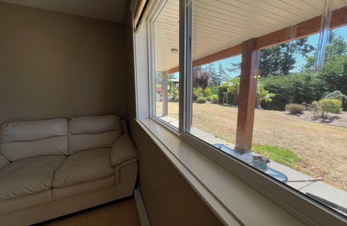 Stephenson Point Bed & Breakfast | private access independent suite near Departure Bay Ferry Terminal