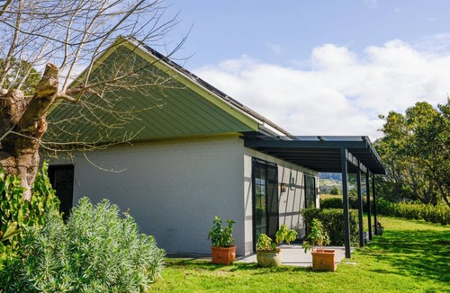 Jaspers Brush Cottage | Private cottage, 4 minutes to Berry. Pets by arrangement.
