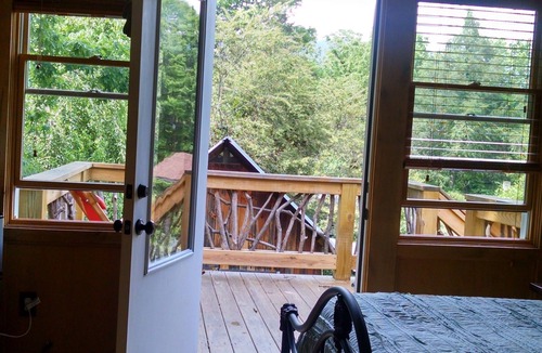 Black Mountain Apartment | Private Upper Room w/large soaking tub/shower, view of 7 Sisters Mountains!