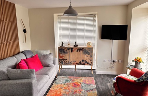 Barry Apartment | Relax & unwind in this cosy one-bedroom apartment in Barry’s popular dockside.