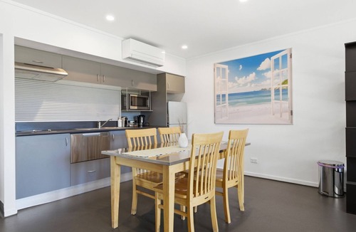Batehaven Apartment | Relaxing Couples Getaway by the Pool