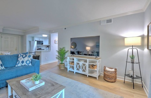 South Beach Condo | Renovated 1BR Condo. Walk to Beach&Salty Dog, Sleeps 5. Bike, Golf, Pickleball!
