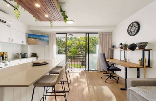 Kangaroo Point Apartment | Resort Hideaway - Pool, Gym, BBQ, Tennis Court!