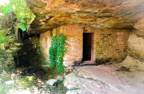 Eureka Springs Historic District House | Rock House Cave Side Suite VIP Parking Cave Access