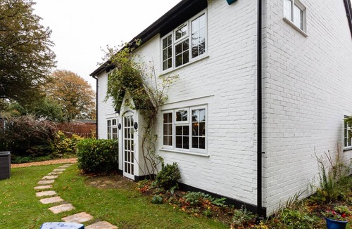 Burley House | Rose Cottage in the heart of the New Forest, dogs welcome, EV point, sleeps 6
