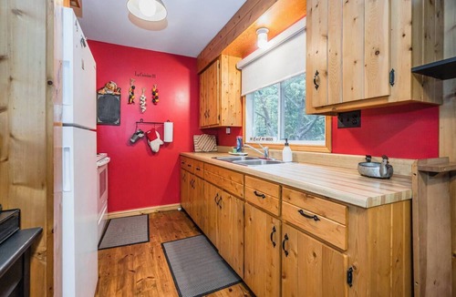 Tobermory Cabin | Rustic cabin w/Games near Lake and National Park
