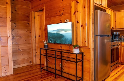 West Jefferson House | Rustic Log Cabin TH | Spacious King Suite | Views | Fire Pit | Walk Downtown WJ