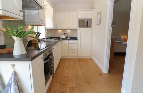 Carterton Cottage | SADDLEBACKS BARN, character holiday cottage, with a garden in Burford