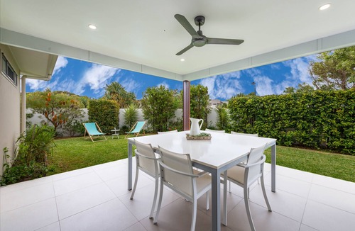 Mount Coolum House | SANDS BEACH HOUSE B - beachside/wifi/enclosed garden/outdoor shower
