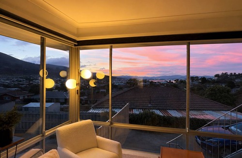 Hobart House | Scenic Glenorchy Escape | Mountain Views & BBQ