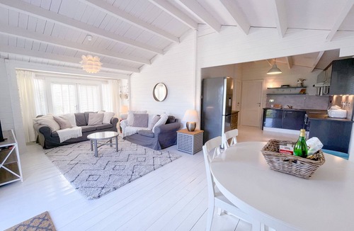 Abbess Roding Cottage | Secluded Countryside Lodge on 25 Acres | Private Deck & Views | Kent Escape