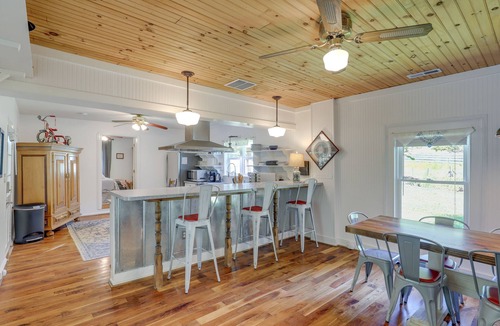 Marshall Cottage | Secluded Marshall Farmhouse w/Hot Tub!