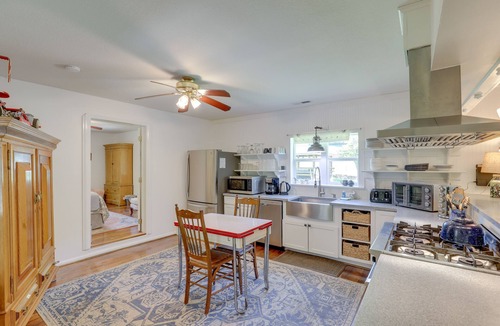 Marshall Cottage | Secluded Marshall Farmhouse w/Hot Tub!
