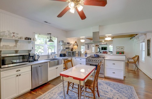 Marshall Cottage | Secluded Marshall Farmhouse w/Hot Tub!