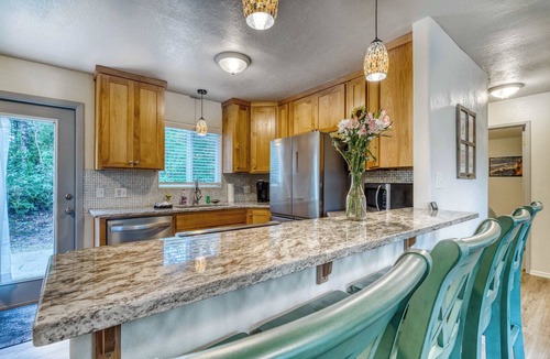 Bandon House | Single-level, dog-friendly home w/private fenced-in yard & easy beach access