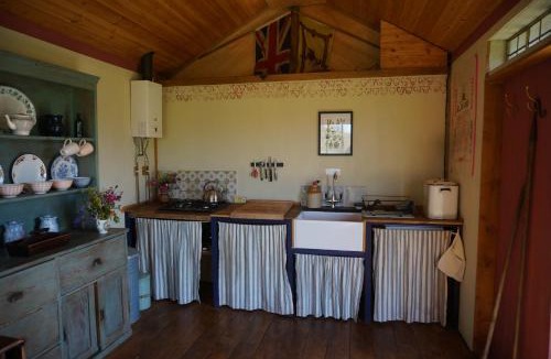 Redruth Ski Chalet | Sky View Shepherd's Huts with Woodburning Hot Tub