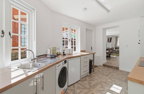 Chard House | Sleeps 7, 5 beds + sofa bed, parking, pool table, Full kitchen, Games, King beds