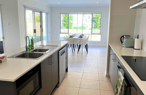 Keperra House | Sleeps 8 ! New Furnished House Near City! Sleeps 8! Modern Cozy Retreat!