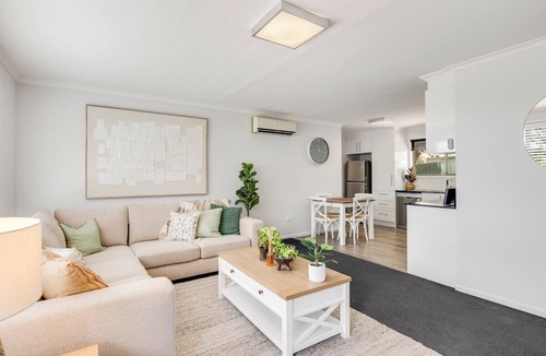 Kearneys Spring Apartment | So Central, So Comfortable!