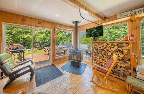 Portneuf Regional County Municipality Ski Chalet | Spa & Waterfront Relaxation - Le Chalet EDGAU