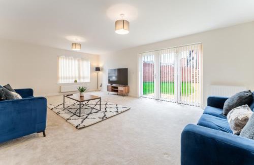 Stoke Gifford House | Spacious 4-Bed Contractor Home in Stoke Gifford, Bristol, with access to Bristol Parkway, free parking, and Wi-Fi