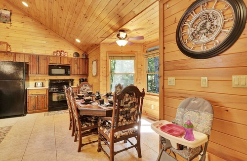 Foxfire Estates Cabin | Spacious 4 BR Cabin w/Stunning Mountain Views! Pet Friendly! Hot Tub!